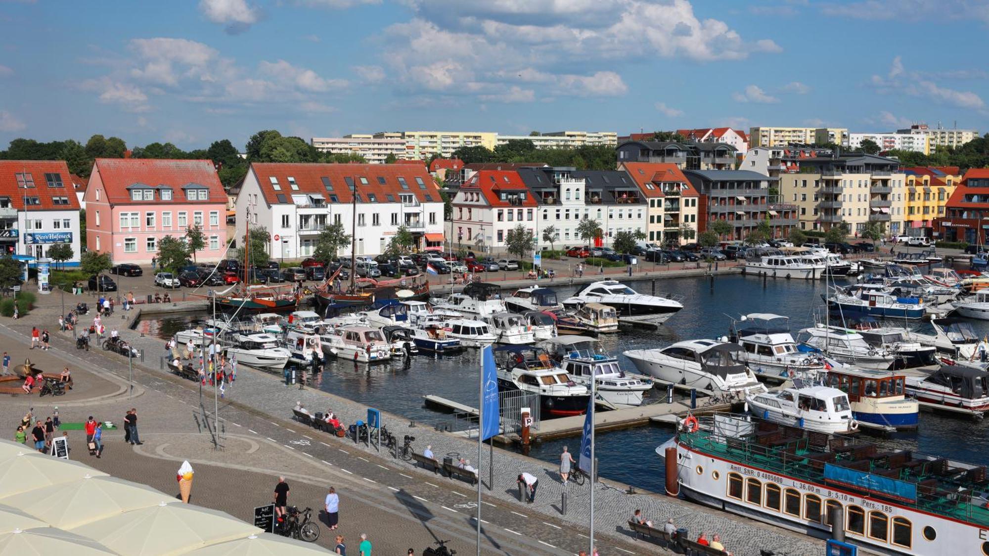 Hotel Am Yachthafen Варен Экстерьер фото